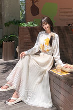 画像をギャラリービューアに読み込む, 花屋の前で買うか迷ったブーケと同じ色をした午後のプリーツスカート_K0062