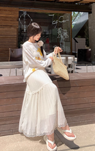 画像をギャラリービューアに読み込む, 花屋の前で買うか迷ったブーケと同じ色をした午後のプリーツスカート_K0062