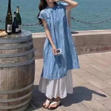 画像をギャラリービューアに読み込む, 夏の終わりに船を待っていた女の子の、海辺に映えるワンピース_K0087