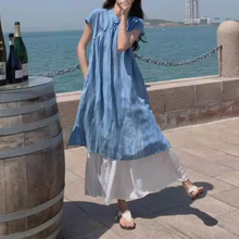 画像をギャラリービューアに読み込む, 夏の終わりに船を待っていた女の子の、海辺に映えるワンピース_K0087