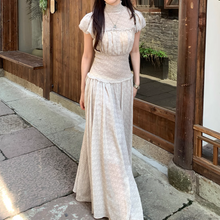 画像をギャラリービューアに読み込む, 石畳の路地裏で秘密の花を抱くアンティークレースのワンピース_K0095