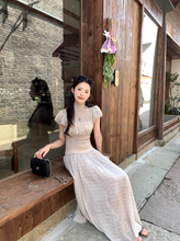 画像をギャラリービューアに読み込む, 石畳の路地裏で秘密の花を抱くアンティークレースのワンピース_K0095