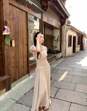 画像をギャラリービューアに読み込む, 石畳の路地裏で秘密の花を抱くアンティークレースのワンピース_K0095