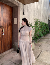 画像をギャラリービューアに読み込む, 石畳の路地裏で秘密の花を抱くアンティークレースのワンピース_K0095