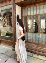 画像をギャラリービューアに読み込む, 石畳の路地裏で秘密の花を抱くアンティークレースのワンピース_K0095