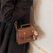 画像をギャラリービューアに読み込む, レコード屋の帰り道、チャームが揺れるレトロなショルダーバッグ_K0128