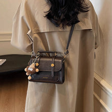 画像をギャラリービューアに読み込む, レコード屋の帰り道、チャームが揺れるレトロなショルダーバッグ_K0128