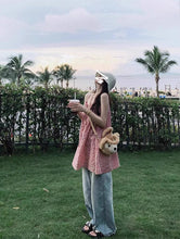 画像をギャラリービューアに読み込む, くまのバッグと手をつないで、公園を歩くピンクチェックショートワンピース_K0131