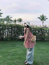 画像をギャラリービューアに読み込む, くまのバッグと手をつないで、公園を歩くピンクチェックショートワンピース_K0131