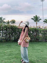 画像をギャラリービューアに読み込む, くまのバッグと手をつないで、公園を歩くピンクチェックショートワンピース_K0131