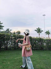 画像をギャラリービューアに読み込む, くまのバッグと手をつないで、公園を歩くピンクチェックショートワンピース_K0131