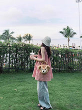 画像をギャラリービューアに読み込む, くまのバッグと手をつないで、公園を歩くピンクチェックショートワンピース_K0131