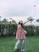 画像をギャラリービューアに読み込む, くまのバッグと手をつないで、公園を歩くピンクチェックショートワンピース_K0131