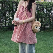 画像をギャラリービューアに読み込む, くまのバッグと手をつないで、公園を歩くピンクチェックショートワンピース_K0131