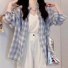 画像をギャラリービューアに読み込む, 潮風が髪をなでる朝、デニムと馴染むくすみブルーのシャツコーデ_K0133