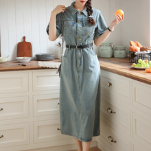 画像をギャラリービューアに読み込む, パリ郊外のアパルトマンで果実をかじる少女のデニムワンピース_K0147