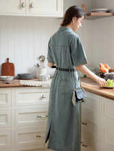 画像をギャラリービューアに読み込む, パリ郊外のアパルトマンで果実をかじる少女のデニムワンピース_K0147