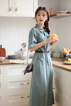 画像をギャラリービューアに読み込む, パリ郊外のアパルトマンで果実をかじる少女のデニムワンピース_K0147