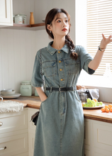 画像をギャラリービューアに読み込む, パリ郊外のアパルトマンで果実をかじる少女のデニムワンピース_K0147