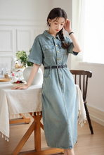 画像をギャラリービューアに読み込む, パリ郊外のアパルトマンで果実をかじる少女のデニムワンピース_K0147