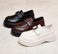 画像をギャラリービューアに読み込む, 赤レンガの校舎を駆け抜けた記憶に残る厚底ローファー_K0148