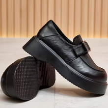 画像をギャラリービューアに読み込む, 赤レンガの校舎を駆け抜けた記憶に残る厚底ローファー_K0148