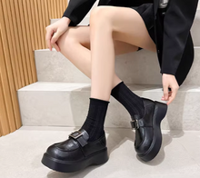 画像をギャラリービューアに読み込む, 赤レンガの校舎を駆け抜けた記憶に残る厚底ローファー_K0148