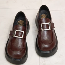 画像をギャラリービューアに読み込む, 赤レンガの校舎を駆け抜けた記憶に残る厚底ローファー_K0148