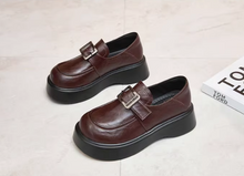 画像をギャラリービューアに読み込む, 赤レンガの校舎を駆け抜けた記憶に残る厚底ローファー_K0148