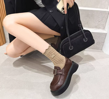 画像をギャラリービューアに読み込む, 赤レンガの校舎を駆け抜けた記憶に残る厚底ローファー_K0148