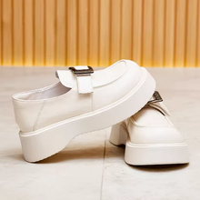 画像をギャラリービューアに読み込む, 赤レンガの校舎を駆け抜けた記憶に残る厚底ローファー_K0148