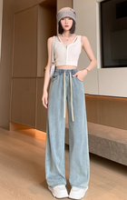 画像をギャラリービューアに読み込む, バルコニーで編み物する彼女の、ナチュラルな装いワイド_K0158