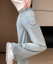 画像をギャラリービューアに読み込む, バルコニーで編み物する彼女の、ナチュラルな装いワイド_K0158