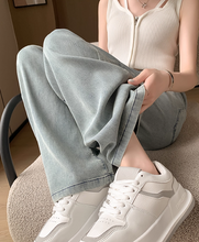 画像をギャラリービューアに読み込む, バルコニーで編み物する彼女の、ナチュラルな装いワイド_K0158