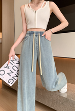 画像をギャラリービューアに読み込む, バルコニーで編み物する彼女の、ナチュラルな装いワイド_K0158