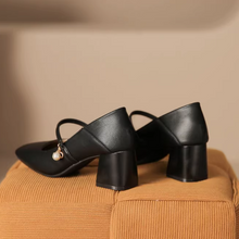 画像をギャラリービューアに読み込む, シャンゼリゼ通りのウィンドウに映った自分にときめいた日のヒールパンプス_K0170