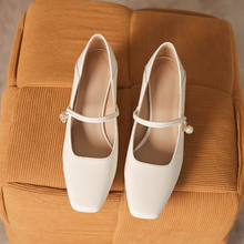 画像をギャラリービューアに読み込む, シャンゼリゼ通りのウィンドウに映った自分にときめいた日のヒールパンプス_K0170