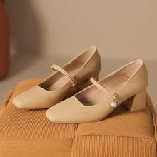 画像をギャラリービューアに読み込む, シャンゼリゼ通りのウィンドウに映った自分にときめいた日のヒールパンプス_K0170