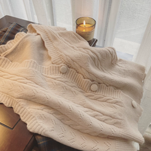 画像をギャラリービューアに読み込む, 花瓶に挿した白いカーネーションのようなクラシカルニット_K0199