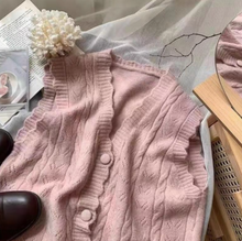 画像をギャラリービューアに読み込む, 花瓶に挿した白いカーネーションのようなクラシカルニット_K0199