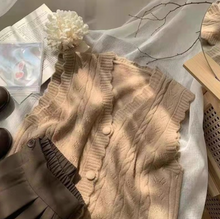 画像をギャラリービューアに読み込む, 花瓶に挿した白いカーネーションのようなクラシカルニット_K0199