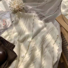 画像をギャラリービューアに読み込む, 花瓶に挿した白いカーネーションのようなクラシカルニット_K0199