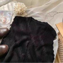 画像をギャラリービューアに読み込む, 花瓶に挿した白いカーネーションのようなクラシカルニット_K0199