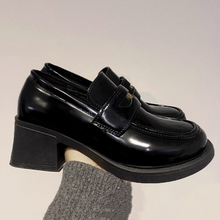 画像をギャラリービューアに読み込む, カフェ巡りが趣味な女の子のコインローファー _N3491