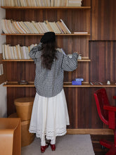 画像をギャラリービューアに読み込む, 行きつけの喫茶店で紅茶を飲む日のフリルブラウス_N3472