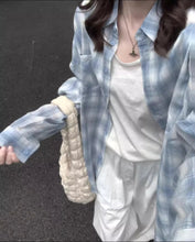 画像をギャラリービューアに読み込む, 潮風が髪をなでる朝、デニムと馴染むくすみブルーのシャツコーデ_K0133