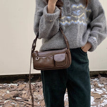 画像をギャラリービューアに読み込む, ミラノの石畳を歩くエレガントレディのレザーバッグ_K0198