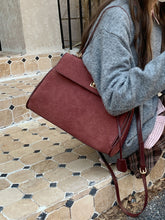 画像をギャラリービューアに読み込む, パリの街を散歩するスエードメッセンジャーバッグ_N3186