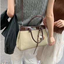 画像をギャラリービューアに読み込む, 下北沢のヴィンテージショップで見つけたバイカラートートバッグ_N3184