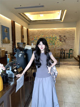 画像をギャラリービューアに読み込む, 無機質なギャラリーに佇む、孤独と美しさを纏ったワントーンコーデ _K0112